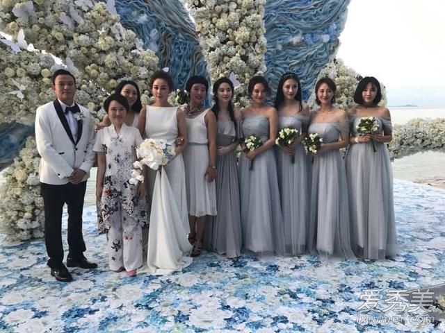 刘亦菲有什么品牌的伴娘服？它是什么颜色？