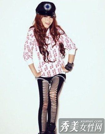 时尚女性创新复古和旧式着装方式