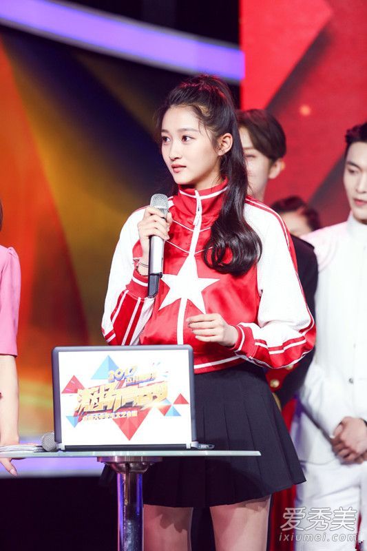 央视五四晚会的关小童明星外套是什么牌子的?