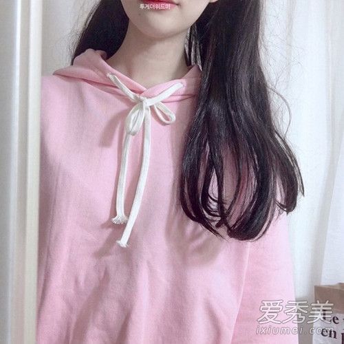 2016年秋冬三大流行趋势是女孩穿简单的衣服