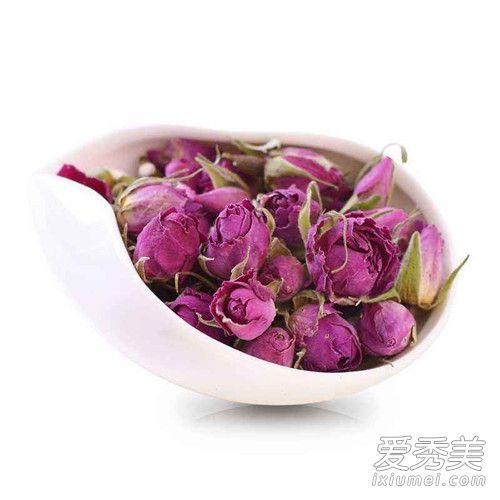 玫瑰浸泡在水中可以敷在脸上吗？在脸上涂玫瑰有什么效果？