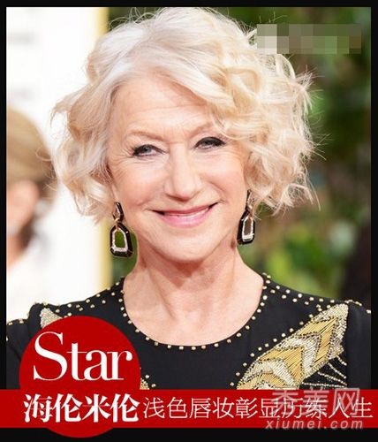 化妆淡妆的金球奖女演员在红毯上裸体化妆