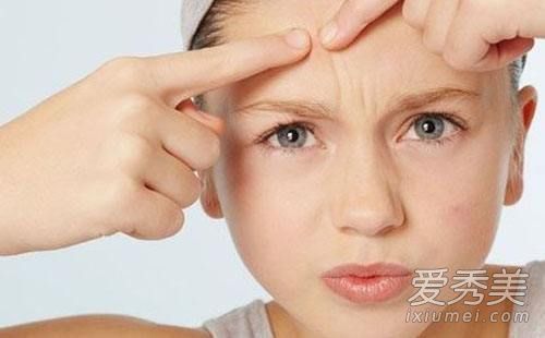 前额粉刺的原因是什么？消除粉刺的最佳茶是什么？