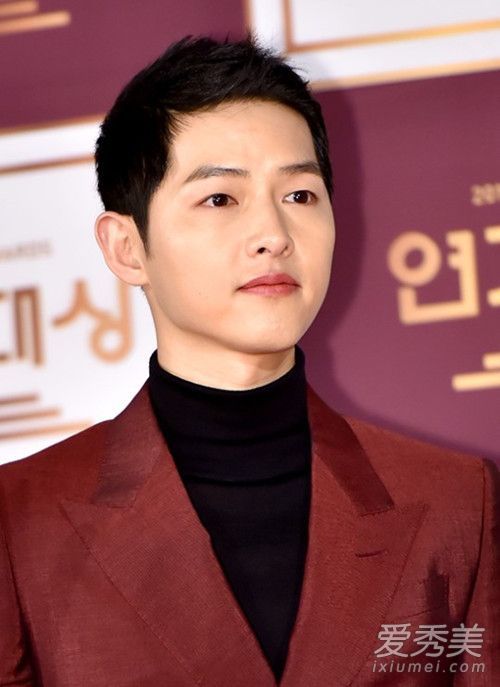 让你的男朋友参考奥巴马夫妇的乌龟脖子搭配。