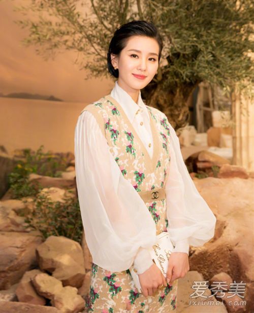 香奈儿早春秀的刘师师印花裙子太新鲜了！