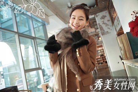 有一些巧妙的御寒方法。可爱的毛绒让美丽的女人在冬天。