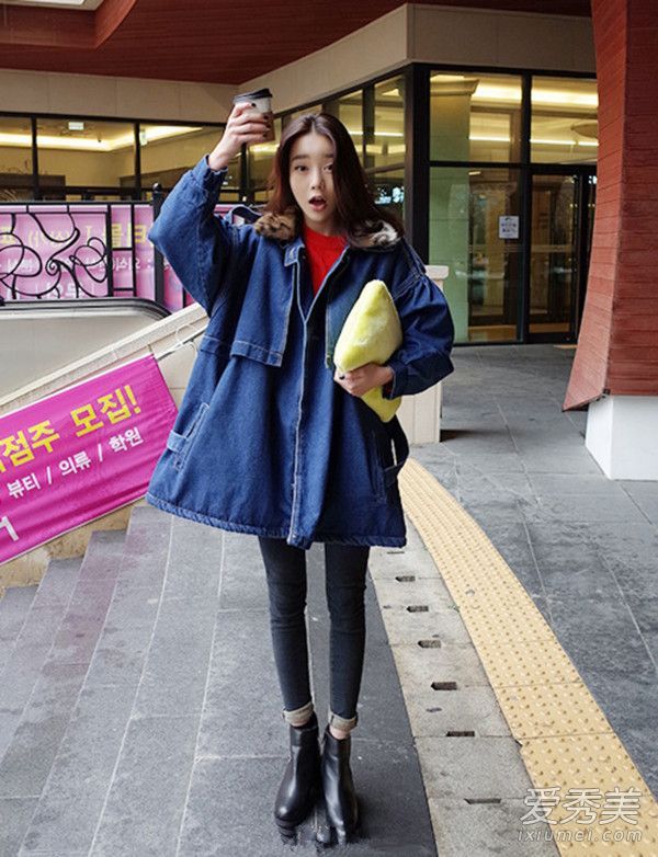 衣服的选择对颜色、好的肤色和极高的折回率非常重要。