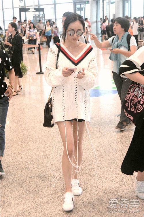 高媛媛已经穿上了杨蜜的高领毛衣