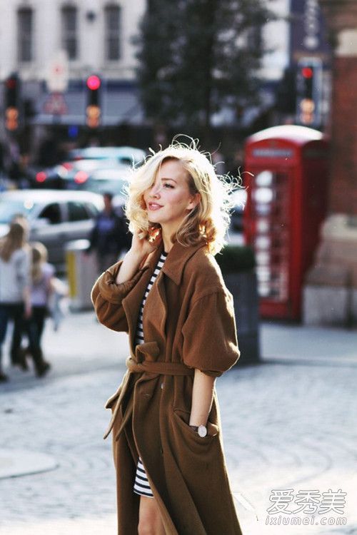 这个身材矮小的女孩穿得比超级名模还要漂亮。