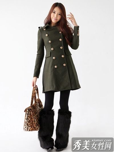 在初冬,帅气的军装让人们的视线离开了街道。