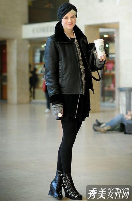 潮靴+短夹克的比例很小。