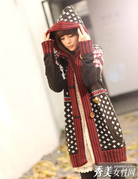 毛线裙和厚外套使冬天的女孩甜美而温柔