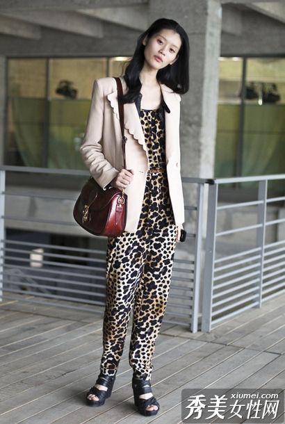 前卫单肩包+拉起式夹克成为时尚焦点