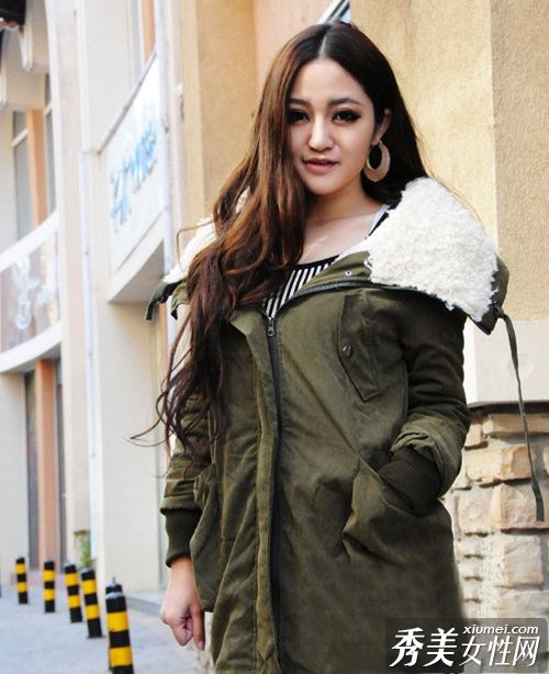 大眼美女的潮流打造了一件今冬不可战胜的外套。