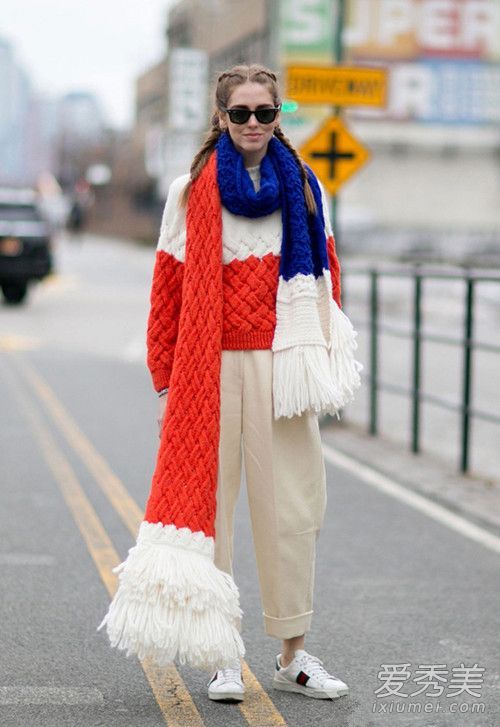 像这样搭配,妈妈的品牌毛衣一点也不土。