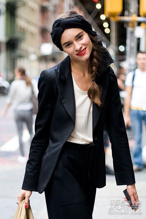 冬季不显厚重的黑色轻量级配色方法