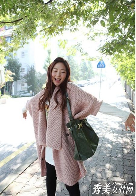 暖和的毛衣在货架上卖完了。