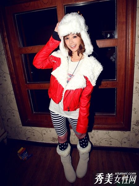 小帽子+皮革+格子裙甜美圣诞女孩