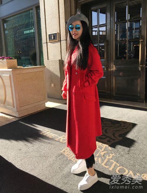 范冰冰和李冰冰都穿着圣诞红大衣。你不要着急