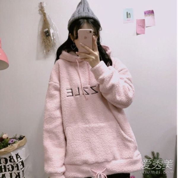 她穿着羊毛衣服,变成了一个可爱的初露头角的家庭女孩。