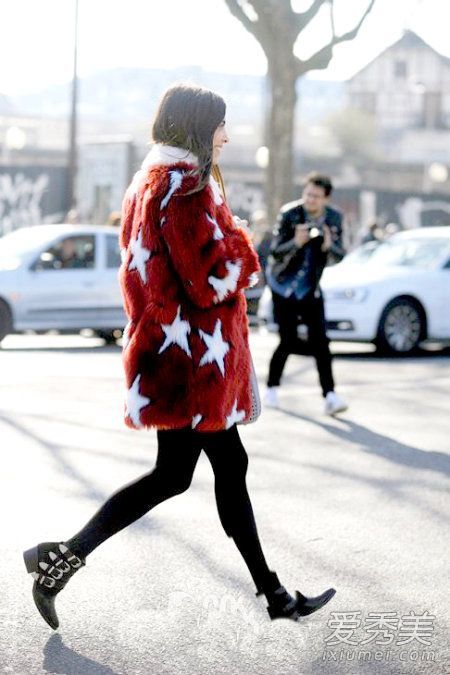 皮衣配裤子既奢华又时尚。
