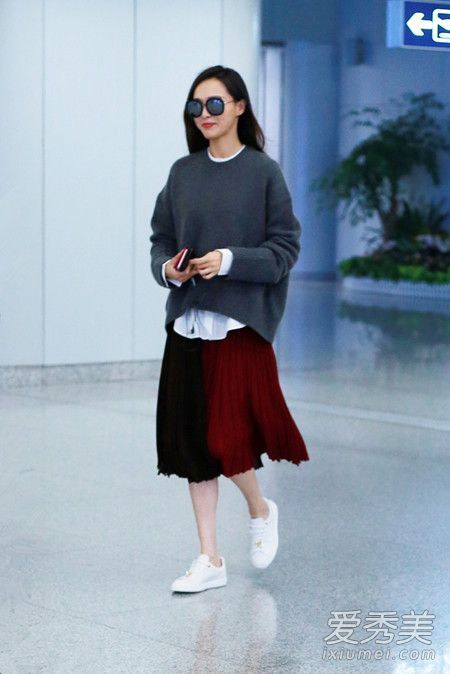 一件毛衣配一条裙子会让你在双人11人约会时看起来很漂亮。