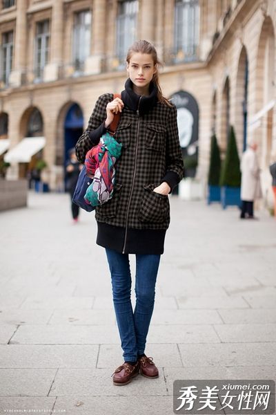 欧美风格外套+紧身裤成为前卫时尚女孩