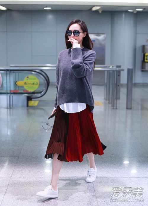 学习唐嫣毛衣和短裙在温暖的室内并没有错