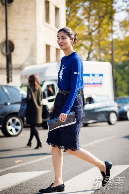 这件毛衣和裙子是冬天最实用最漂亮的搭配。