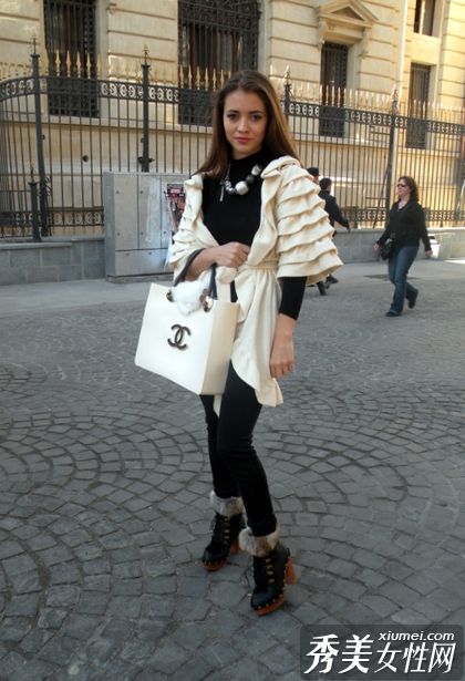 毛毛靴子+露身外套+整理围巾冬季时尚