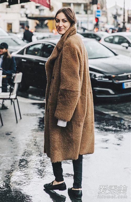 在冬天，穿一件外套来显示薄的规则，所以与腿和腰相配。