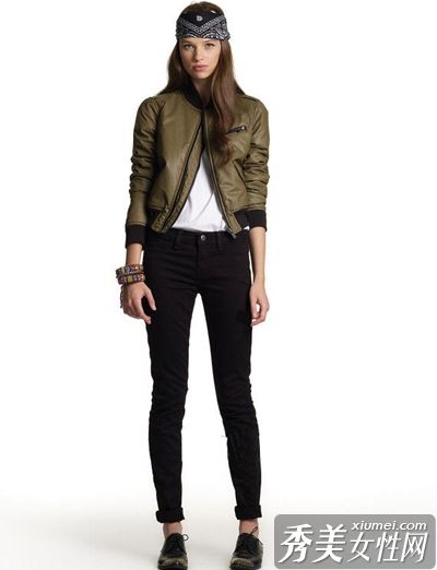 英俊的男人将漂亮的女人与英俊时尚的夫妇相匹配