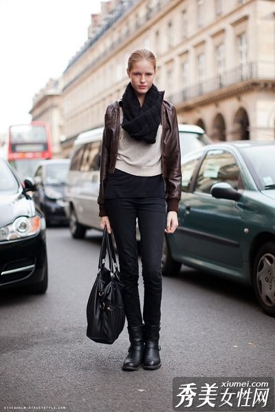 修长的双腿展现出多层次的欧美风格