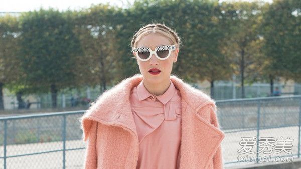 真是个骚货!粉色秋装甜美而温柔