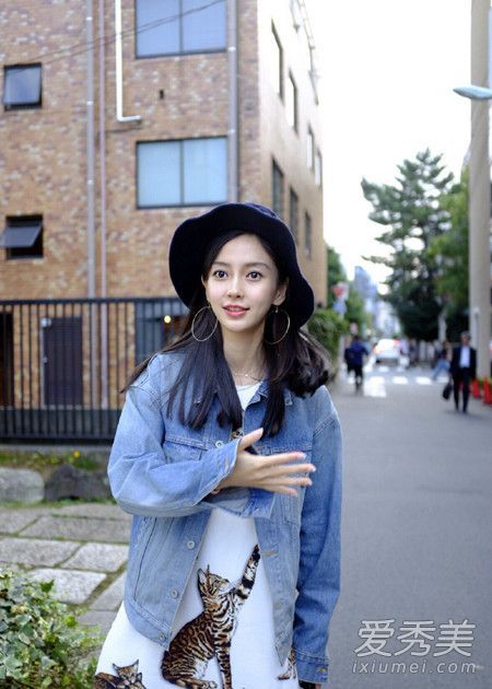 杨颖教你如何在秋天着装，以应对早晚温差。