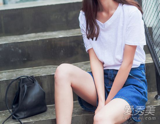 腿都在脑袋下面！这个矮个子男人穿成这样！