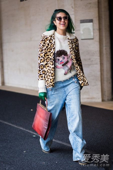 今年的毛衣可以随意搭配裙子和裤子。