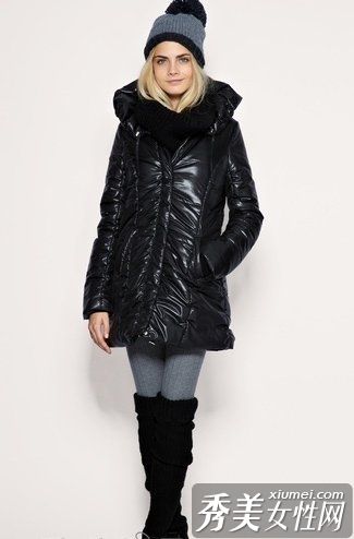 冬天穿合适的羽绒服也可以性感迷人。