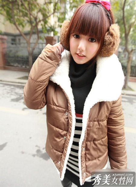 可爱的冬天街道是粉色的，很温柔