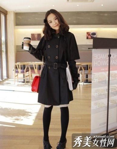 束腰呢子大衣很薄，增加了气质。