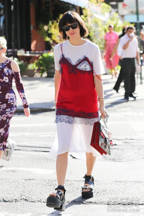 带吊带的裙子也可以在秋天穿，也可以和配饰一起穿，以减少年龄。