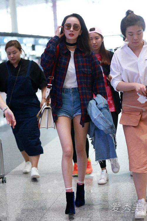 Lim Yoon妮妮格子夹克带来些许清新风