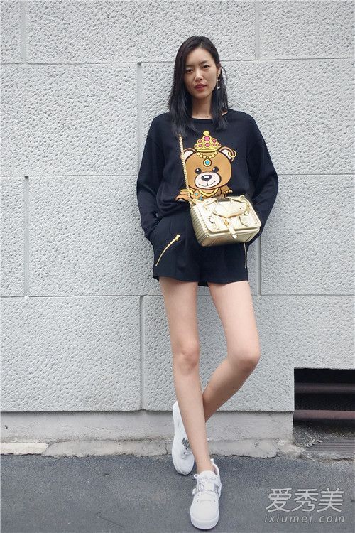 秋分过后，学习穿什么以及如何搭配时装周的街头照片。