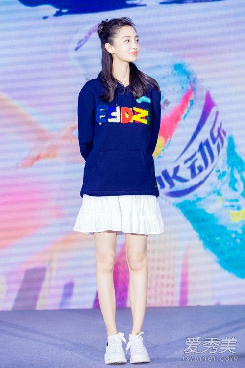 连衣裙和裙子爱秋天的甜美女孩