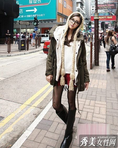 双腿秀不会停止！时髦的女孩穿成这样。