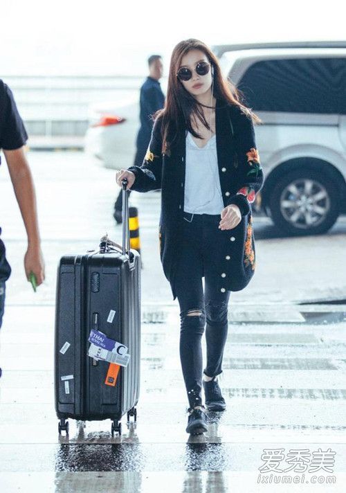 学习妮妮针织开衫和牛仔裤，简单而清新