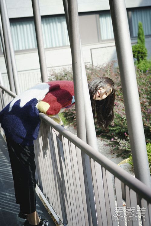 两张超级模特在奚梦瑶街头的照片,刘雯教你秋装