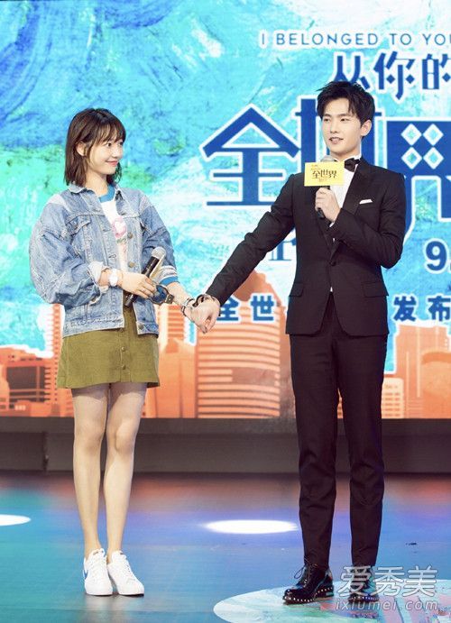 牛仔外套很帅。在秋天尝试这些组合。