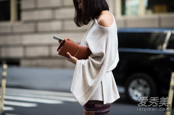 日本女孩在秋天穿着一字领同样性感。