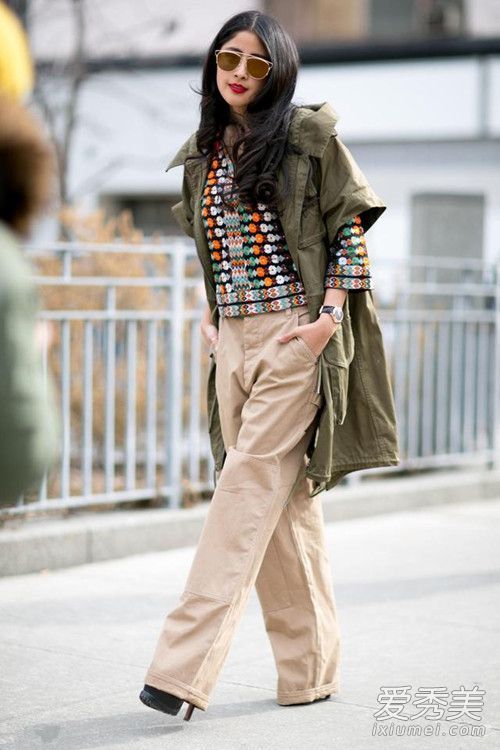 秋天,玩军装的女孩看起来更有吸引力